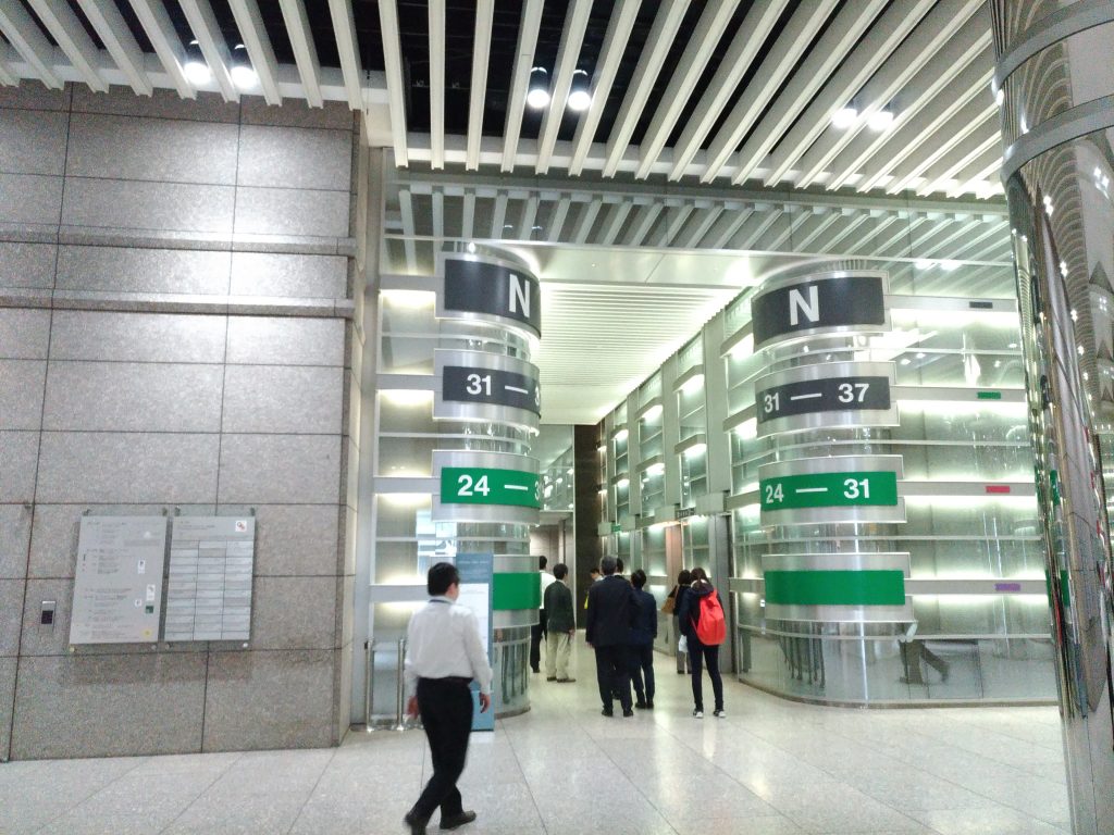N棟30階に行くエレベーター