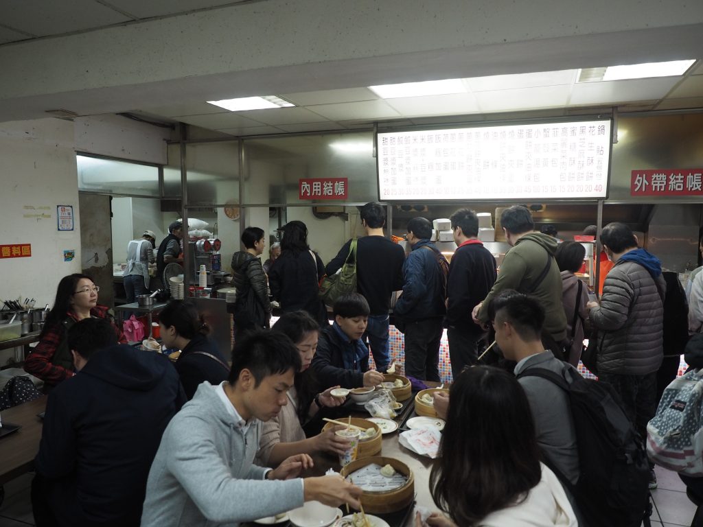 いつも混んでいる店内