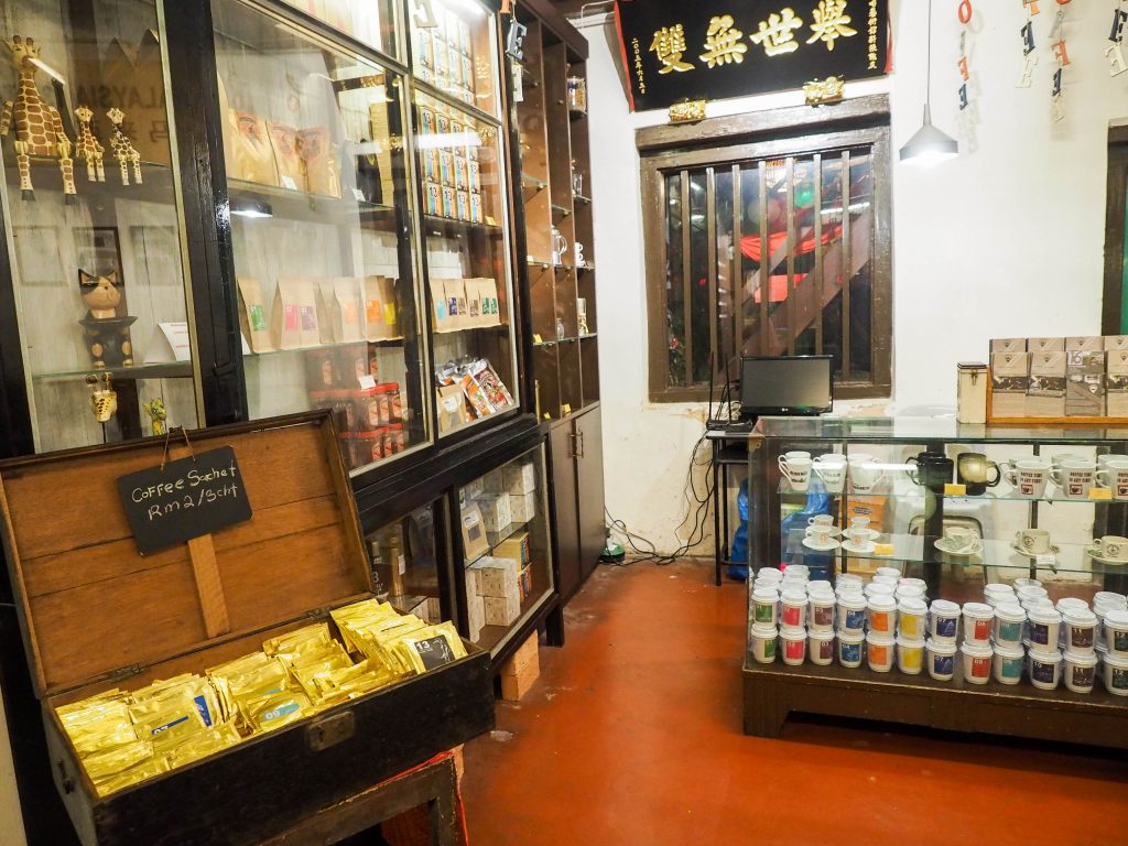 お土産を売る部屋もある