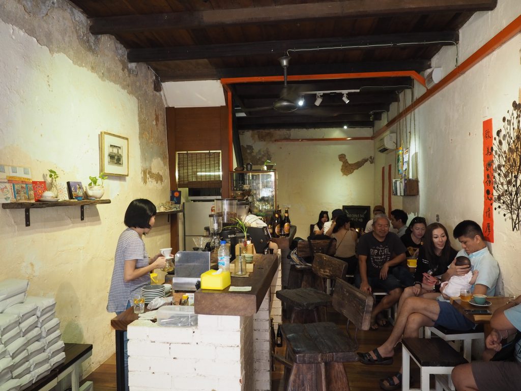 超満員の店内