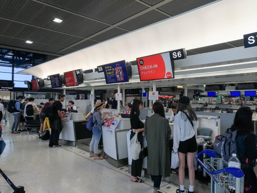 成田空港エアアジアチェックインカウンター