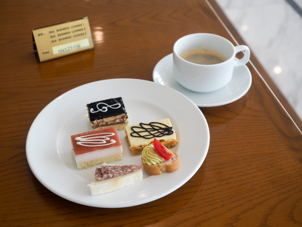 スイーツとカプチーノ