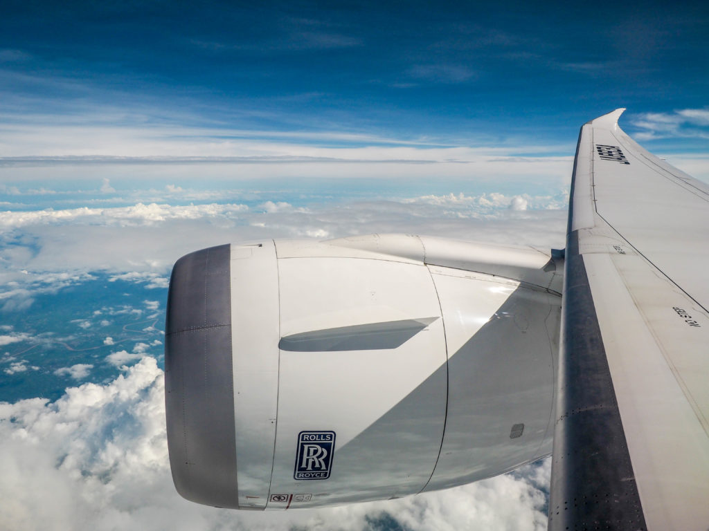 機外には美しい空が広がっている