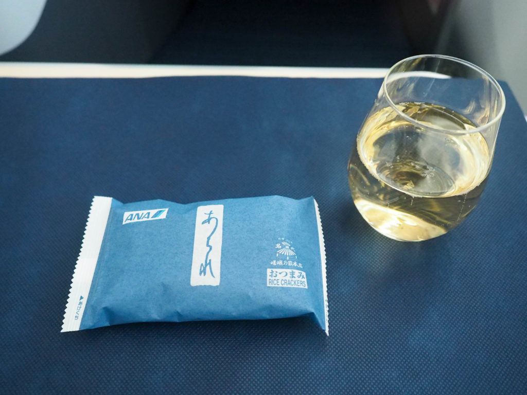 あられとシャンパンで一人乾杯