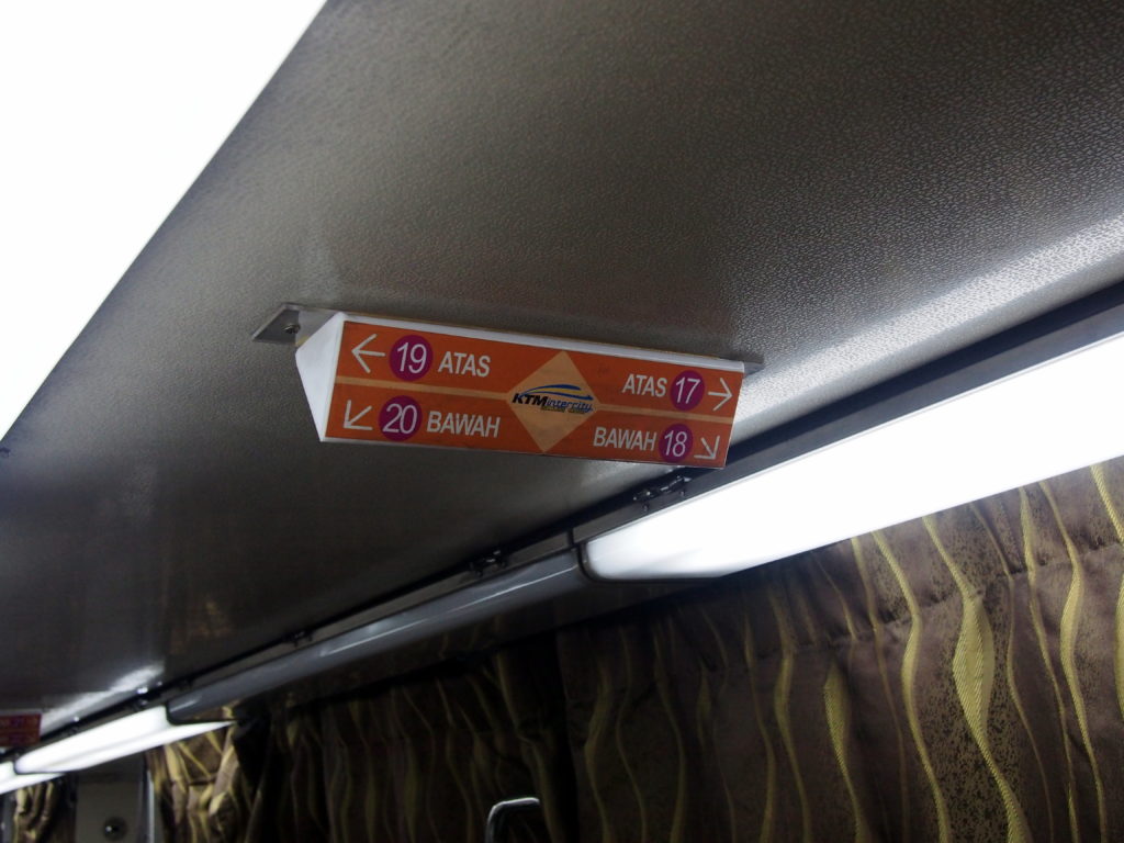 天井に案内があります