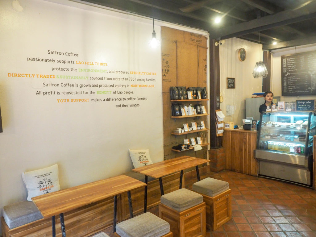 おしゃれなカフェは壁に文字が書いてある