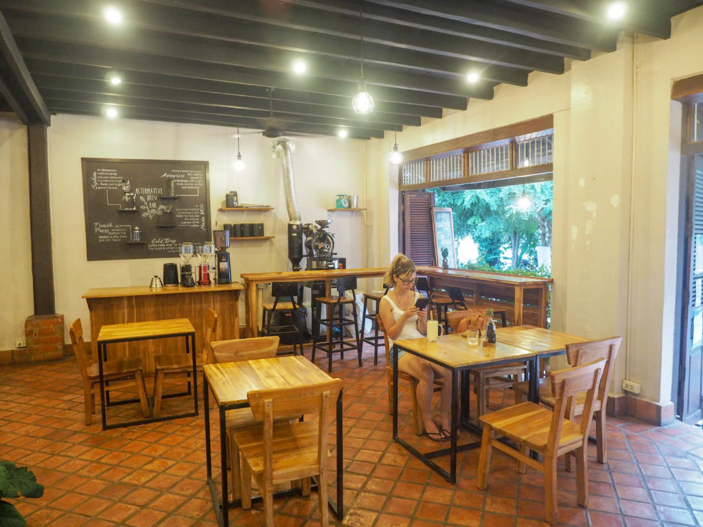 ノマドワークは店内で