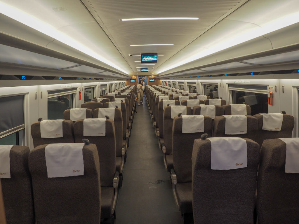 二等車の車内