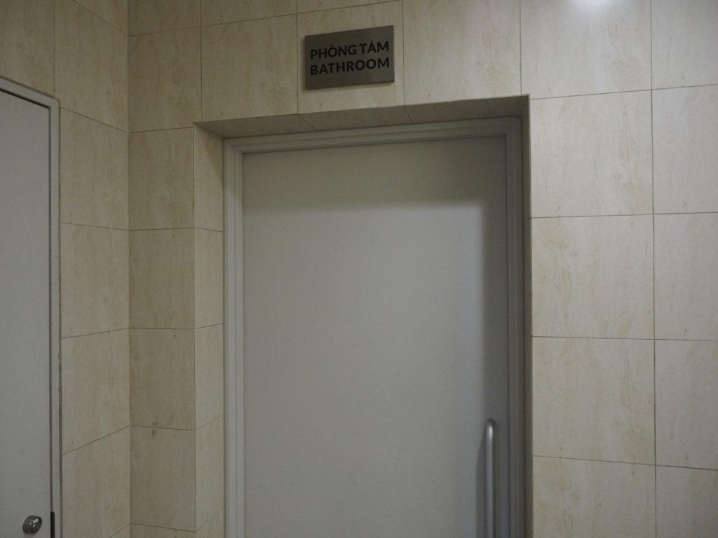 トイレの奥のシャワールーム