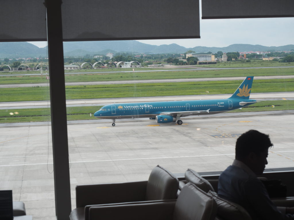 ラウンジから見えたベトナム航空機