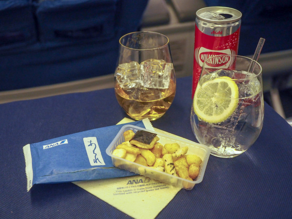 ナッツとウイスキーで一人乾杯