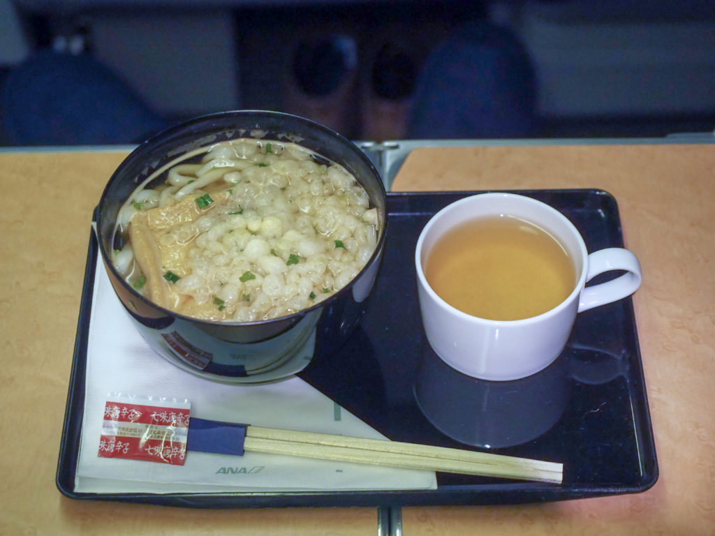 きつねうどんと野菜だしスープ