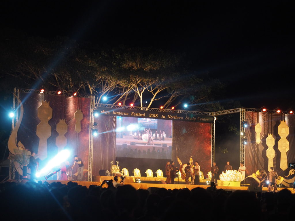 踊りながら太鼓を叩く演舞