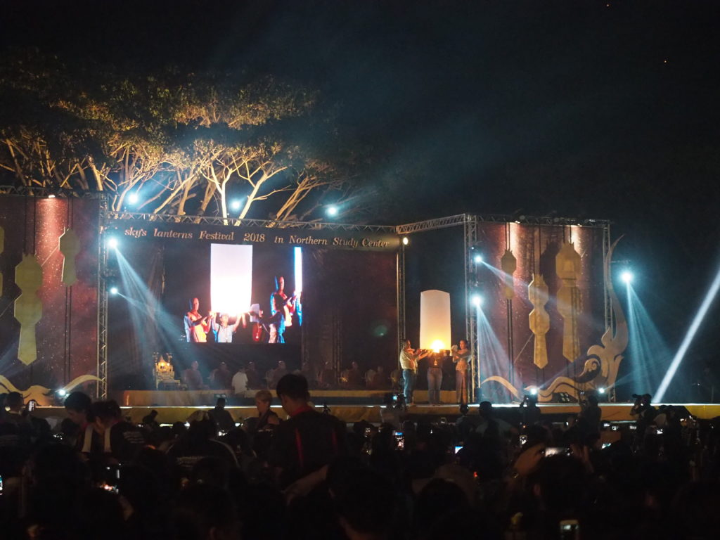 ステージで実演