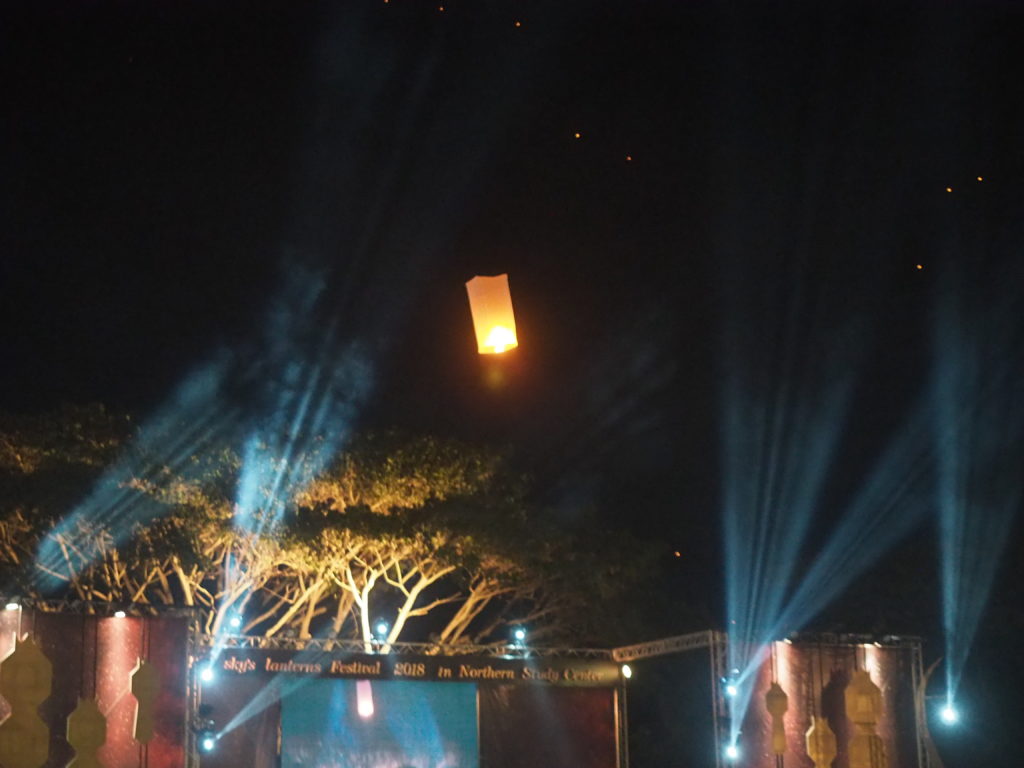 ランタンが飛んでいきます