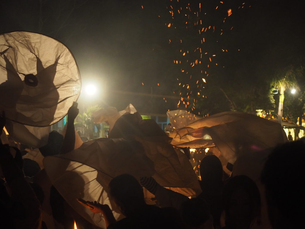 ランタンを広げる参加者