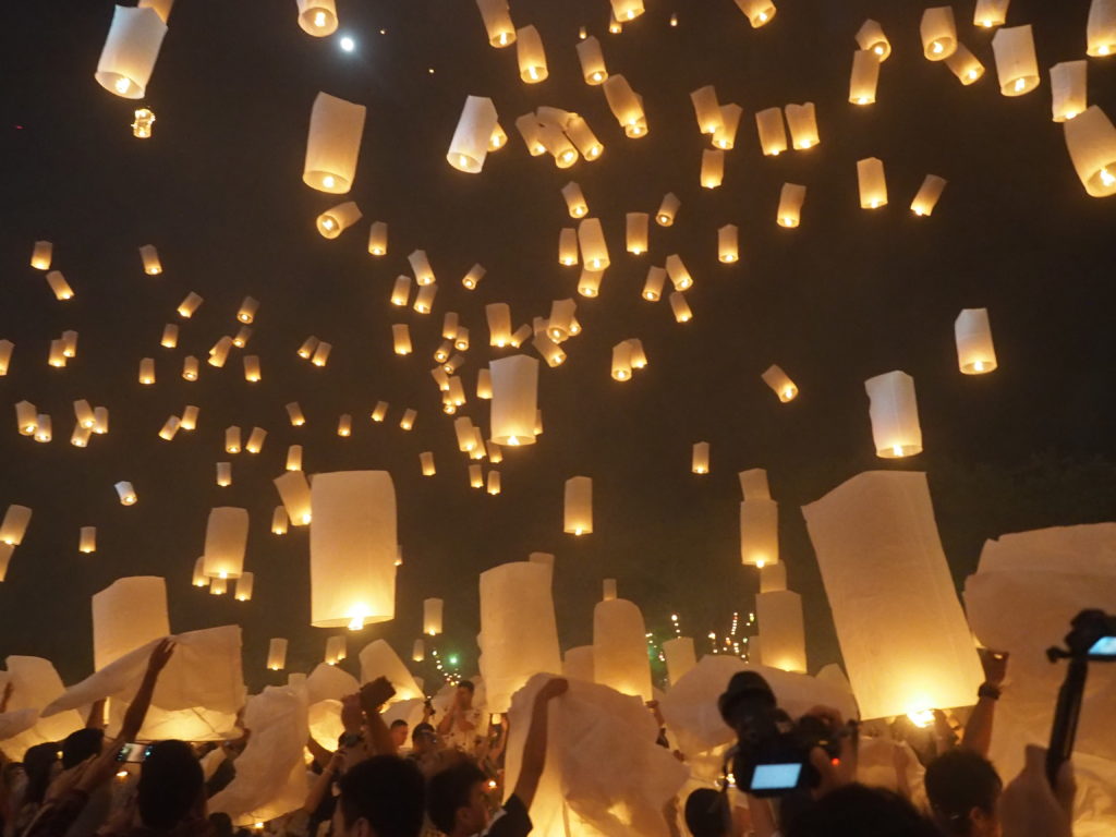 ランタンが一斉に打ち上がります