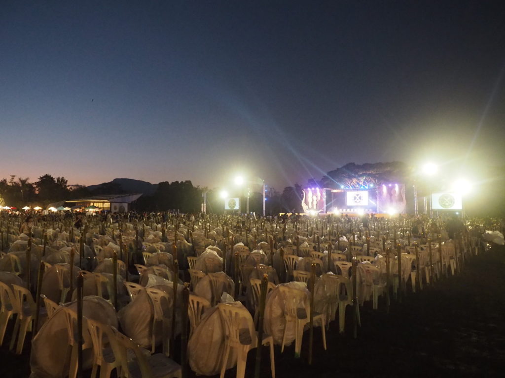 座席と松明とコムローイ