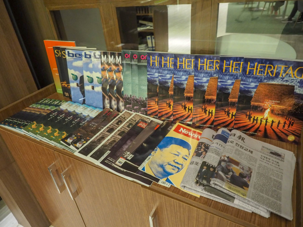 雑誌類。新聞は韓国語