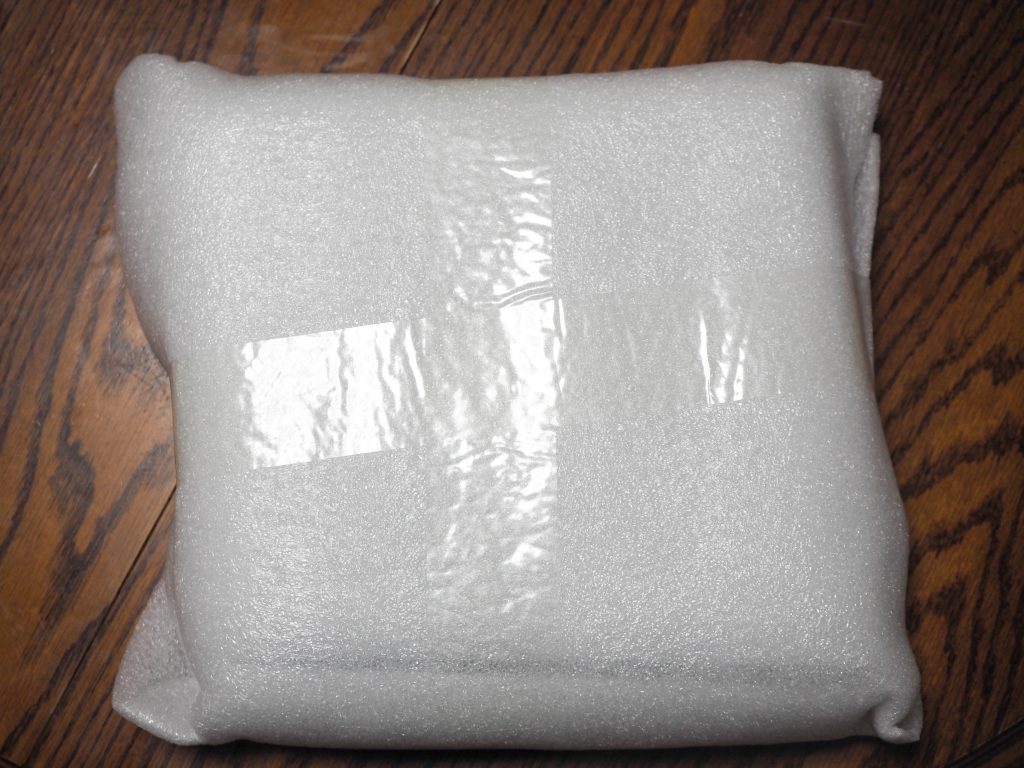 梱包材が巻かれています