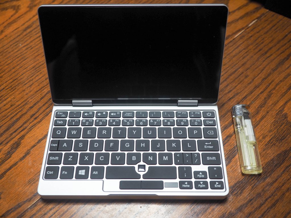 本当に小さいミニパソコンです