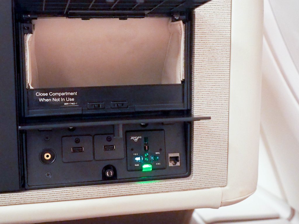 液晶画面の右側には小物入れと電源