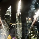 マレーシア・クアラルンプールの年越しはツインタワーをバックにしたKLCCの花火とスプレー祭り