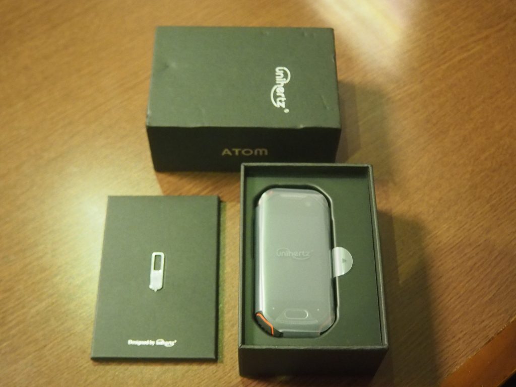 フタを開けるとAtom本体とご対面