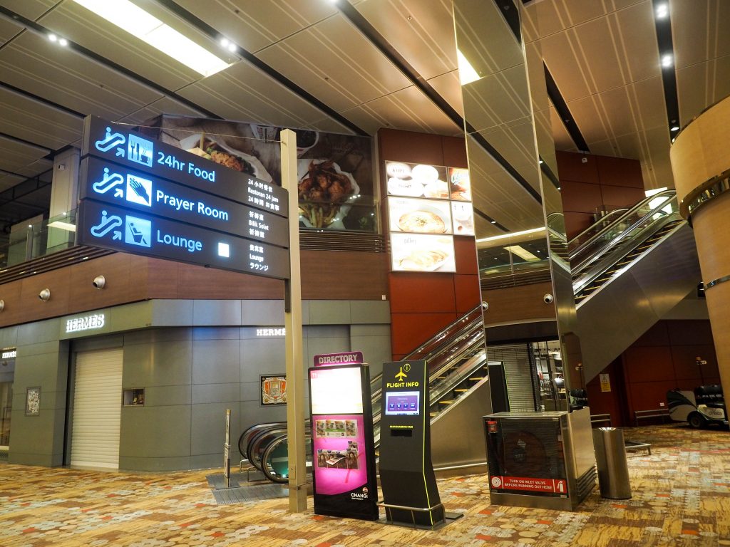 dnataラウンジへのエスカレーター