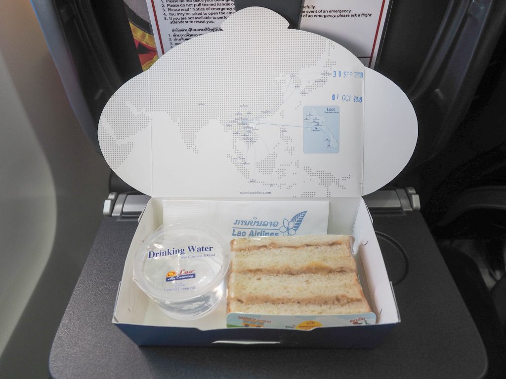 なんと機内食はサンドイッチ