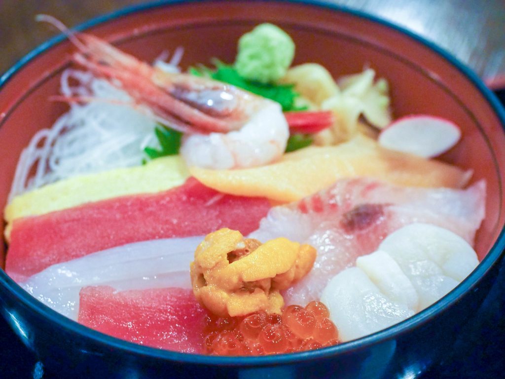 まさかここで海鮮丼を食べるとは