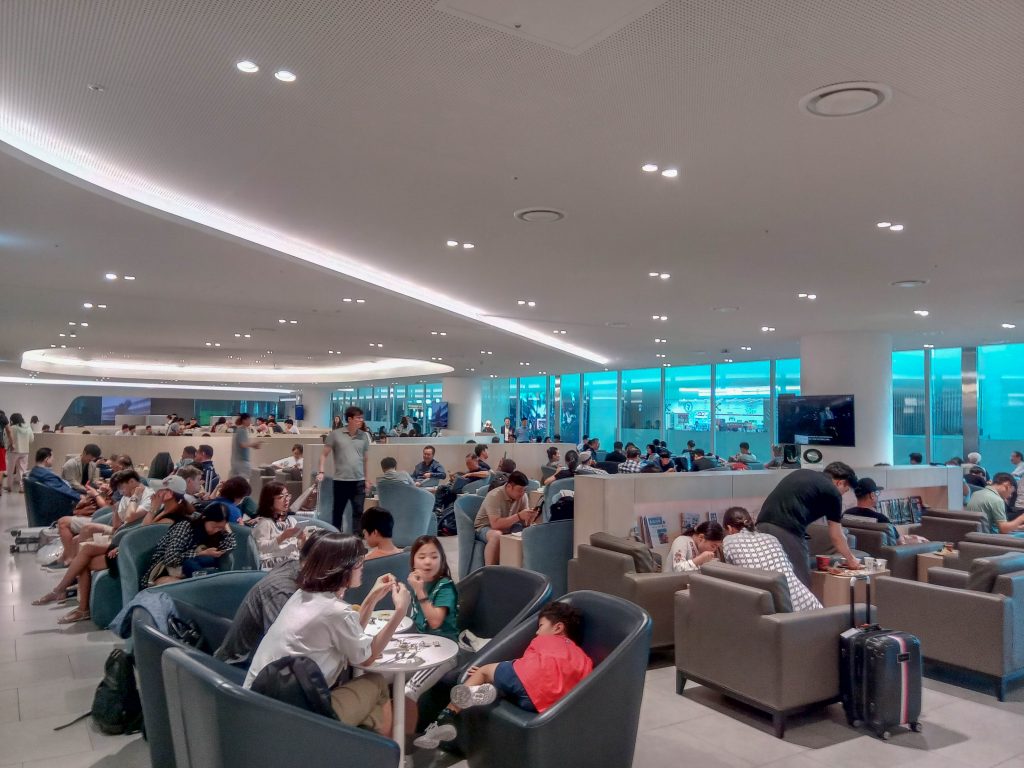 ソファー席が並ぶ大韓航空ラウンジ