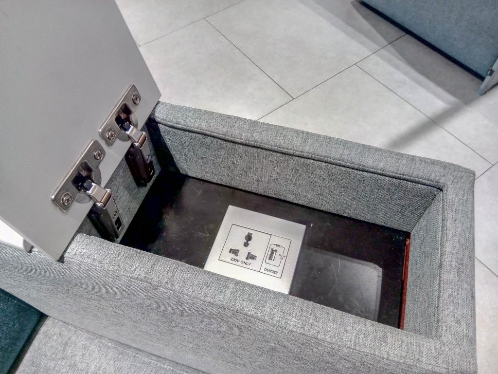 お一人用ソファー席の肘掛けの充電ポート