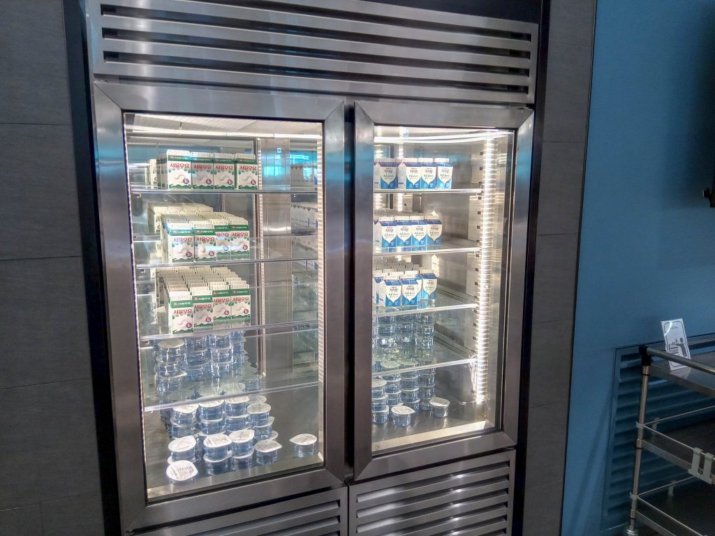 大韓航空ラウンジの牛乳と水