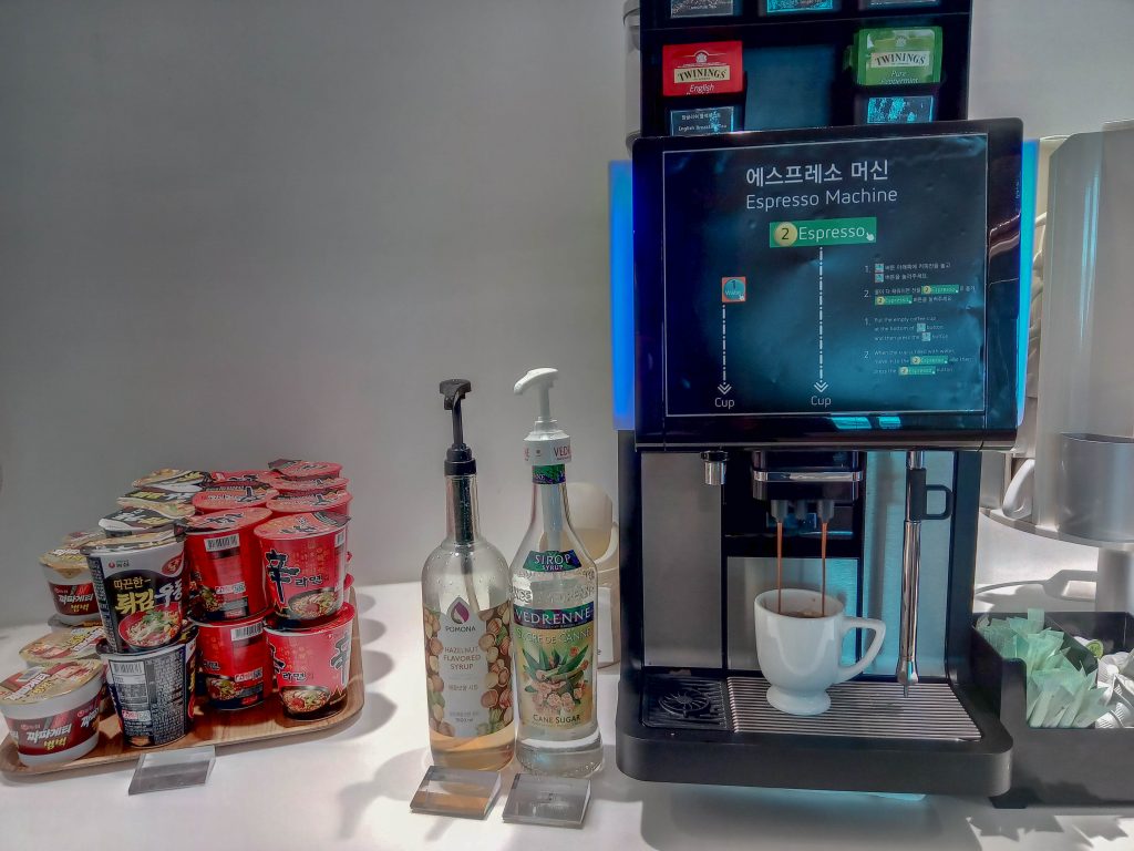 コーヒーマシーンとカップ麺