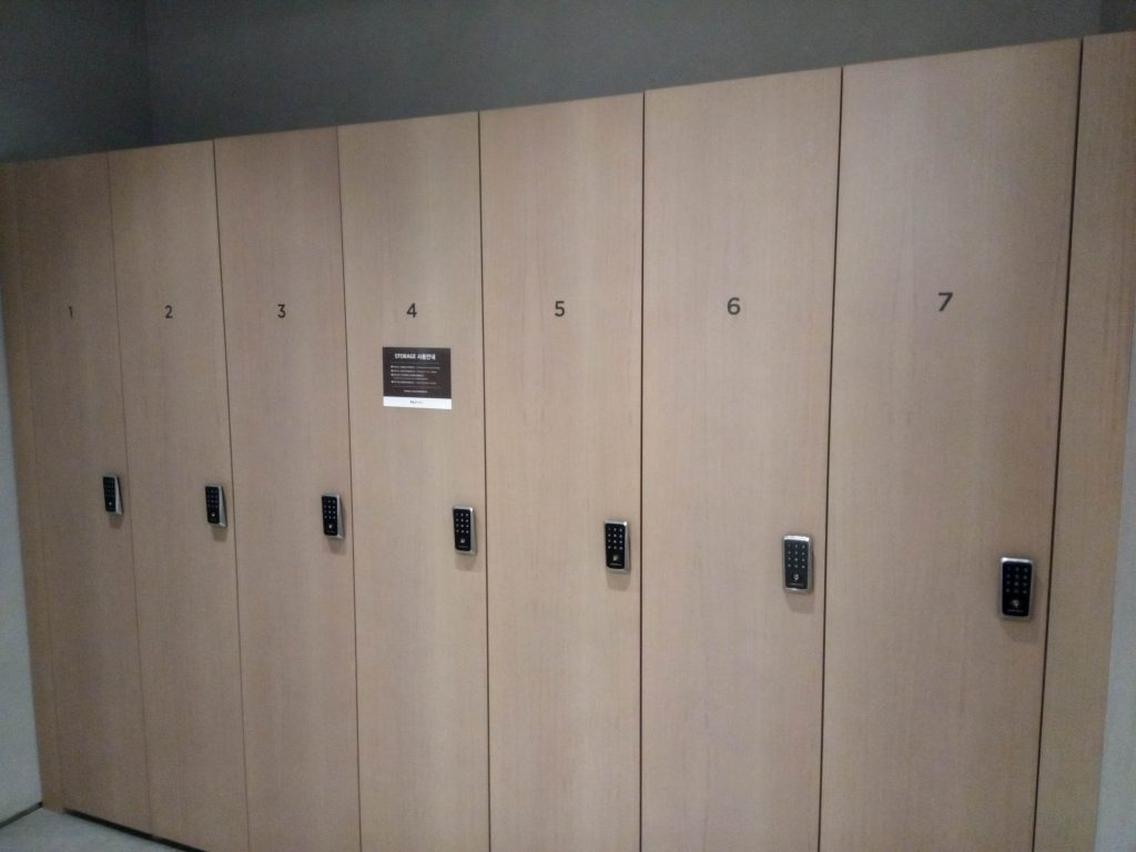 大きなロッカーが並んでいて、大荷物でも安心