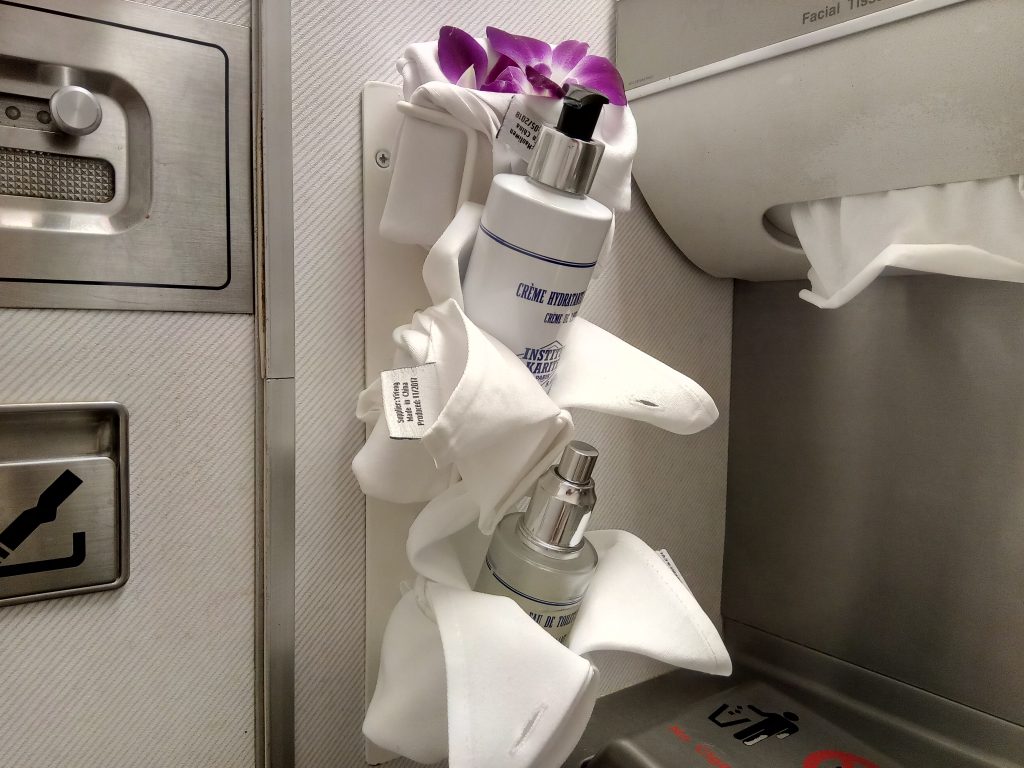 トイレもオーキッドの花の装飾
