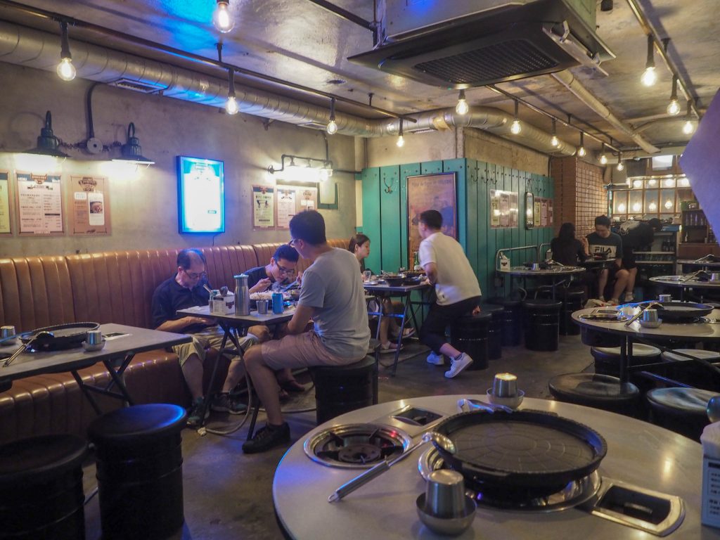 ワイワイ楽しめる店内