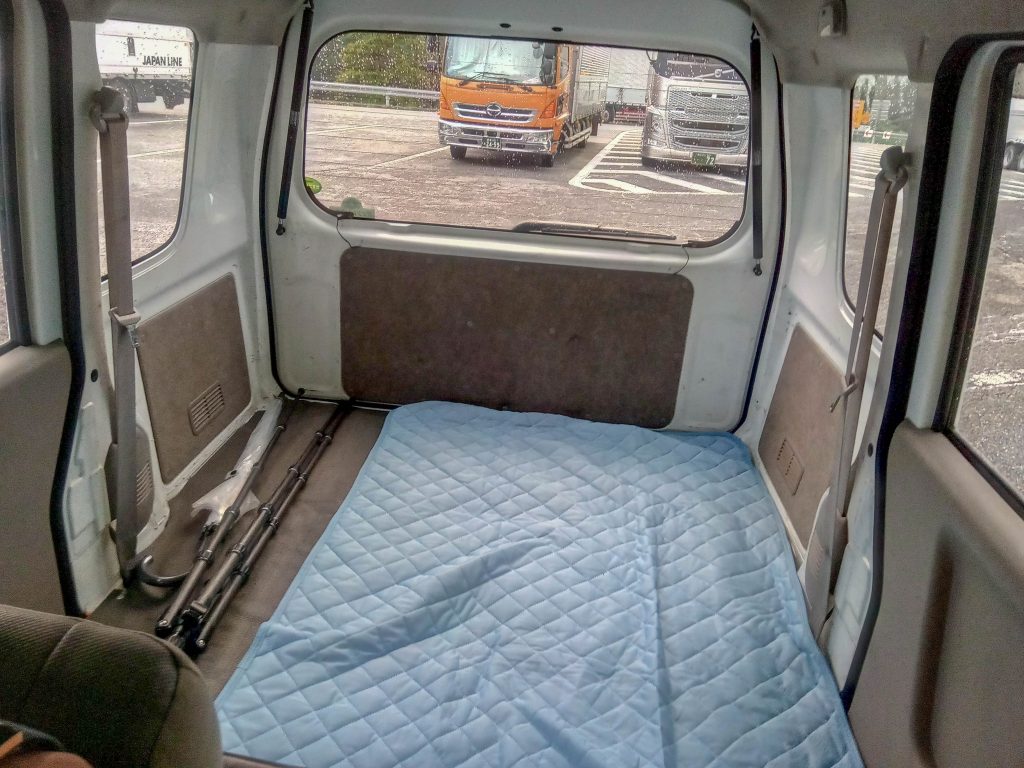 運転席から見た荷室ベッド