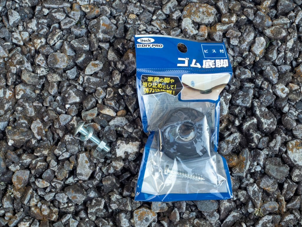 ゴム足とネジ